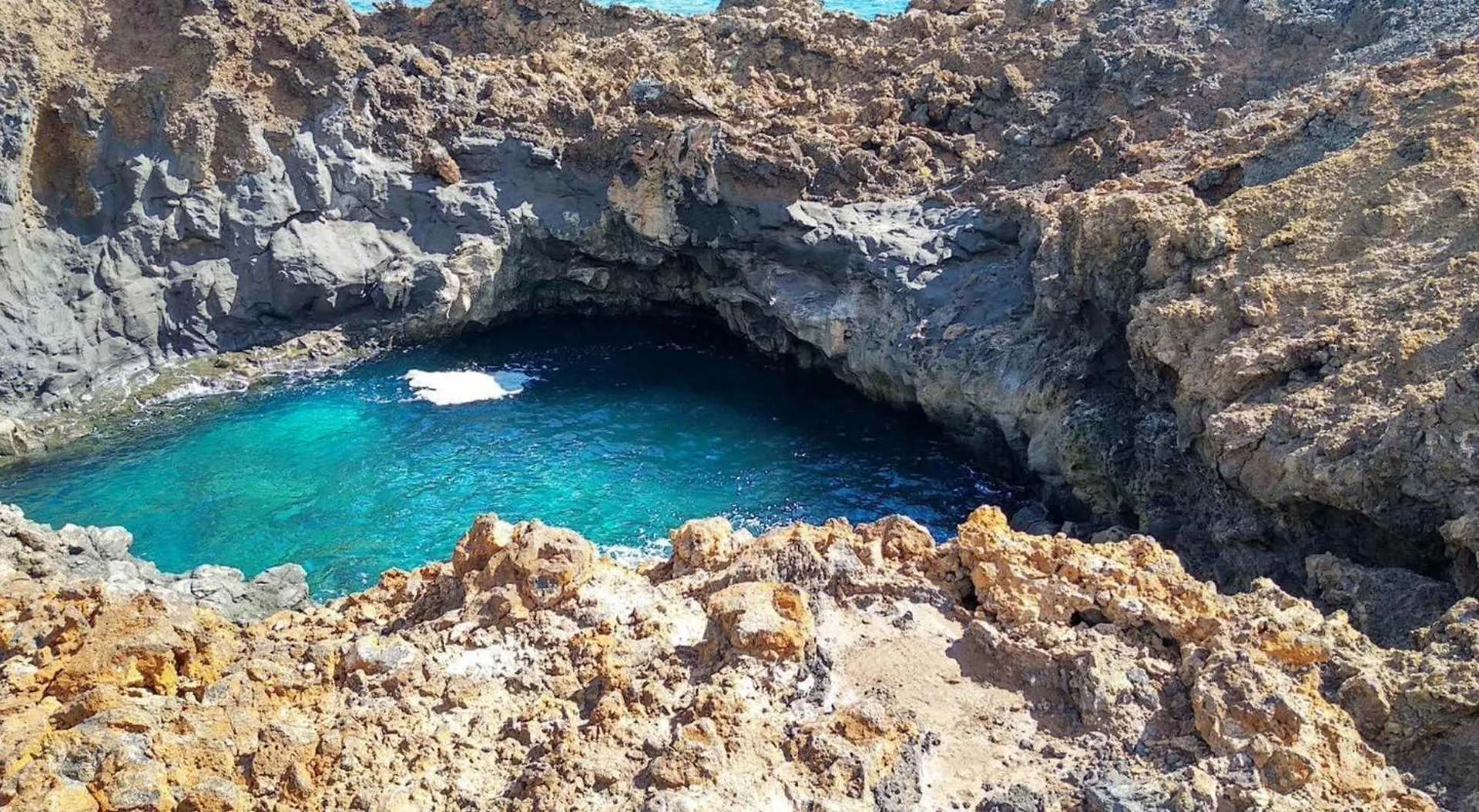 Bayside Kalendra Jable Encuentra Paz En La Naturaleza Salvaje Guatiza