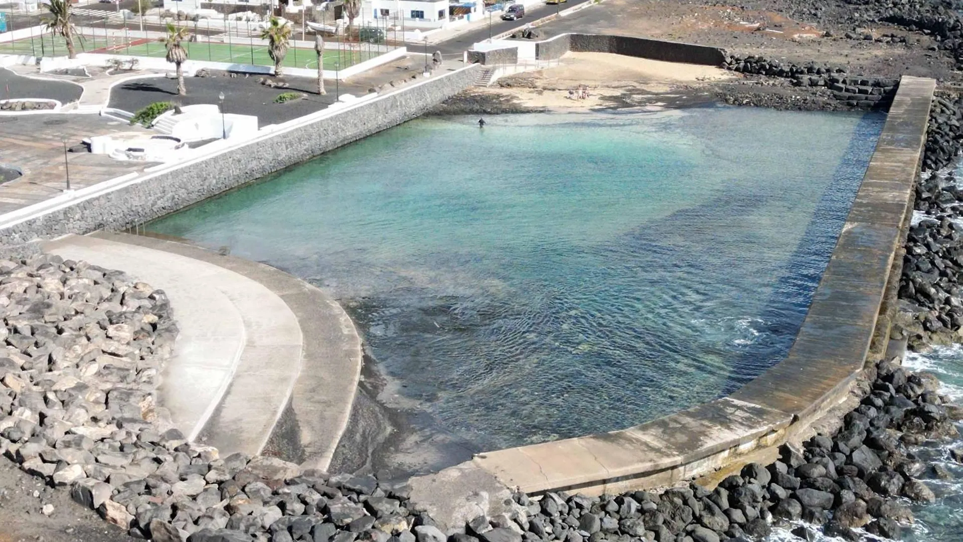 Bayside Kalendra Jable Encuentra Paz En La Naturaleza Salvaje Guatiza